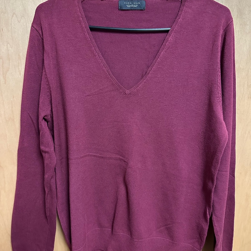 Men’s V-Neck Sweater in Burgundy